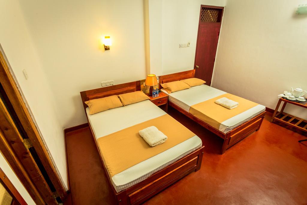 Dayanithi Guest House Джафна Екстериор снимка