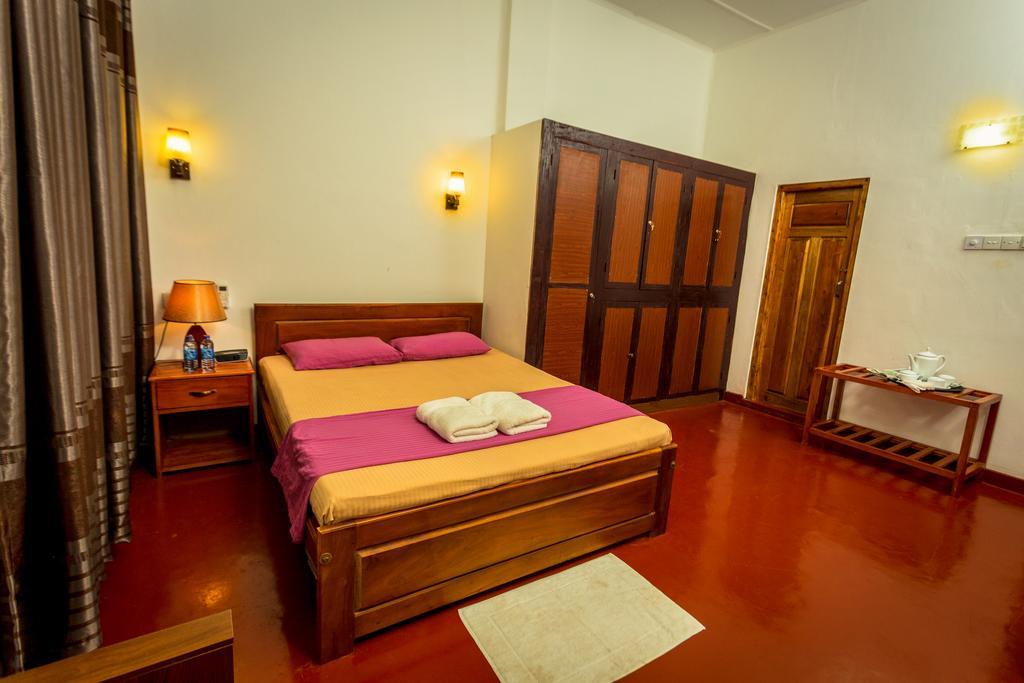 Dayanithi Guest House Джафна Екстериор снимка