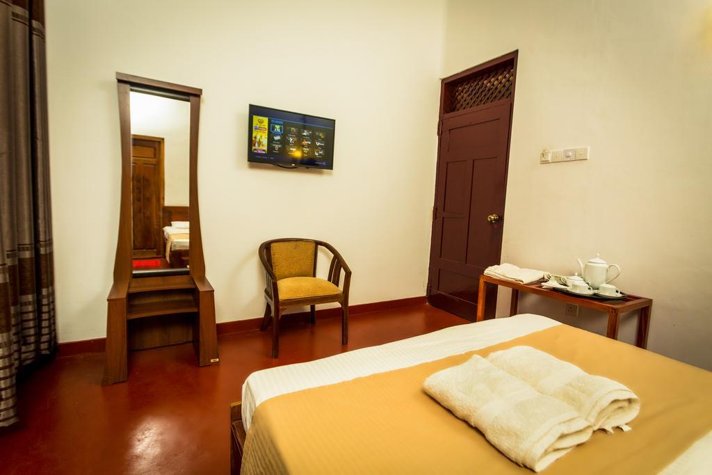 Dayanithi Guest House Джафна Екстериор снимка