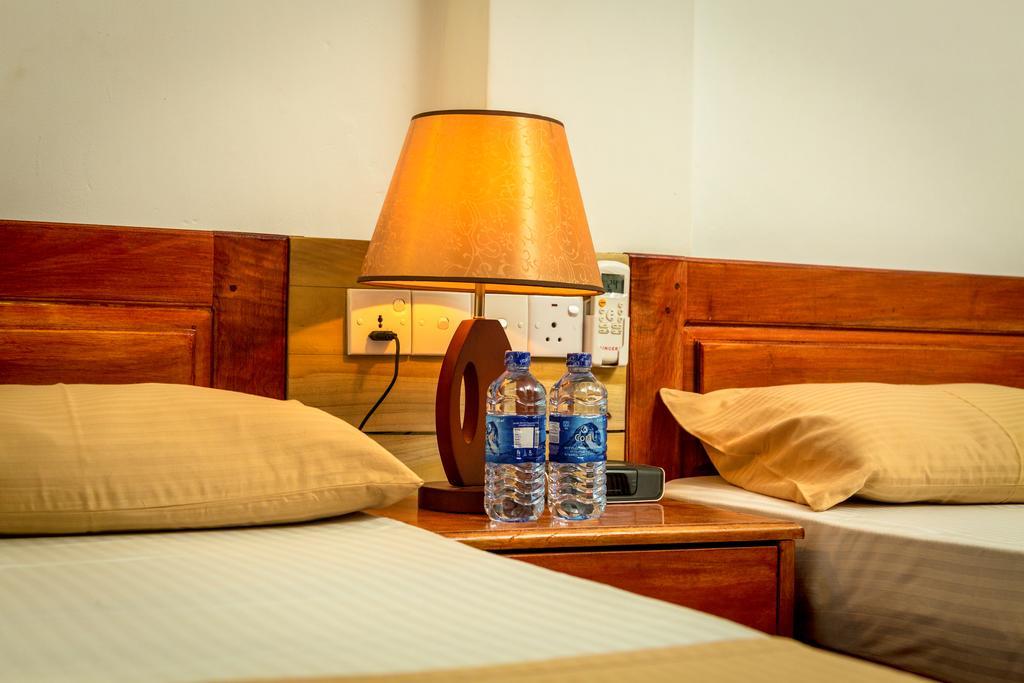Dayanithi Guest House Джафна Екстериор снимка