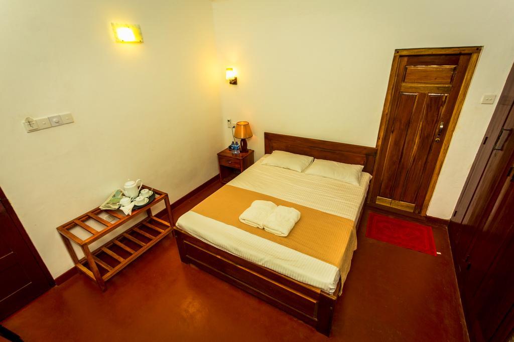 Dayanithi Guest House Джафна Екстериор снимка