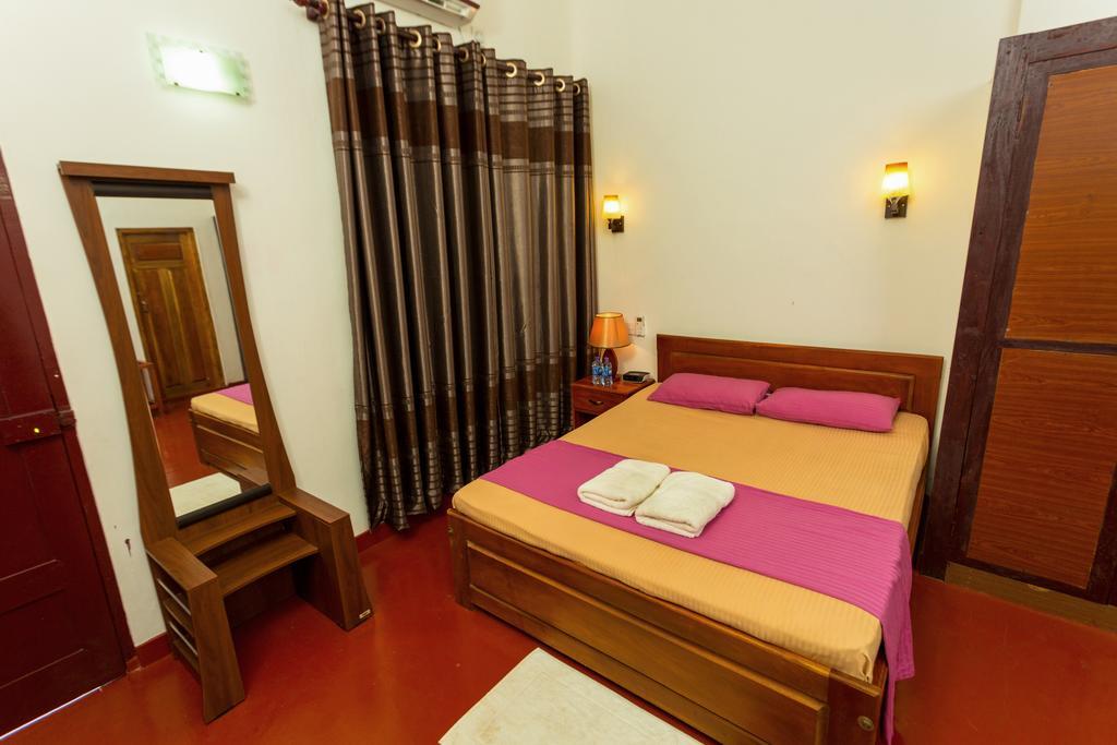 Dayanithi Guest House Джафна Екстериор снимка