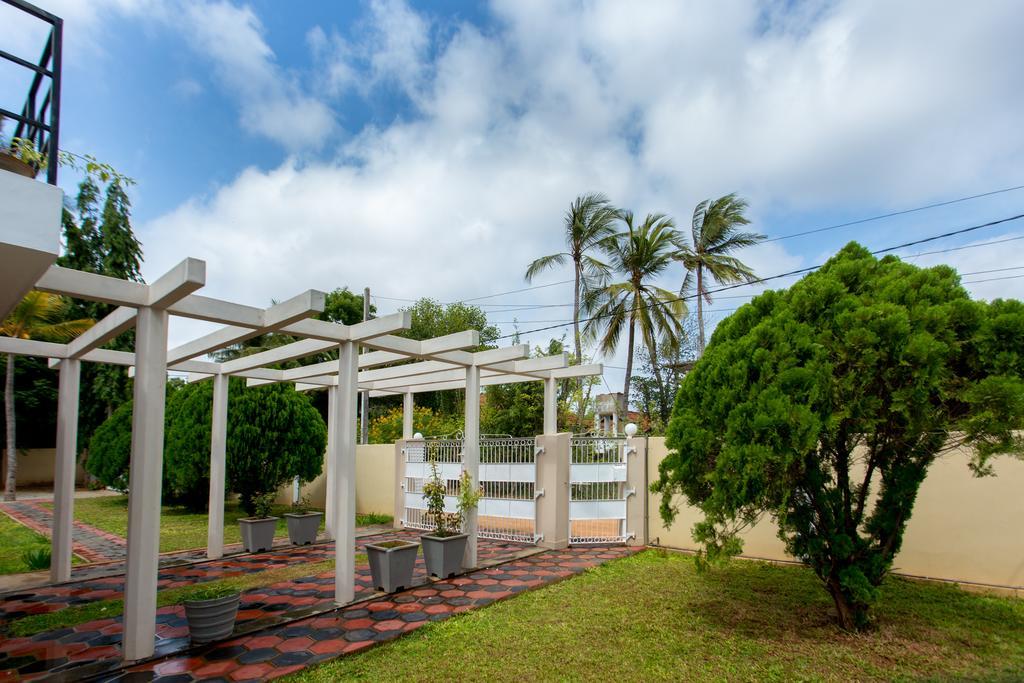 Dayanithi Guest House Джафна Екстериор снимка