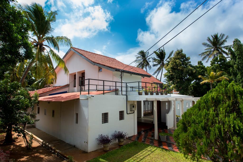 Dayanithi Guest House Джафна Екстериор снимка
