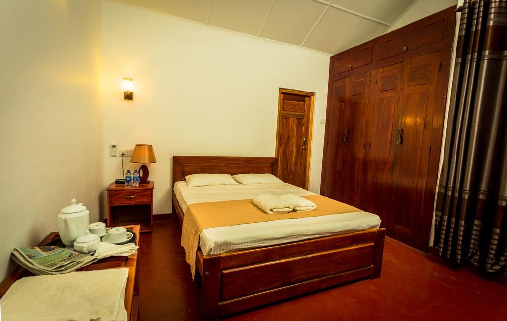 Dayanithi Guest House Джафна Екстериор снимка