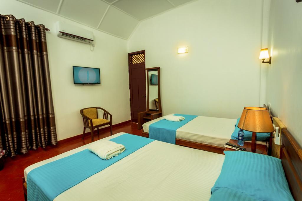 Dayanithi Guest House Джафна Екстериор снимка