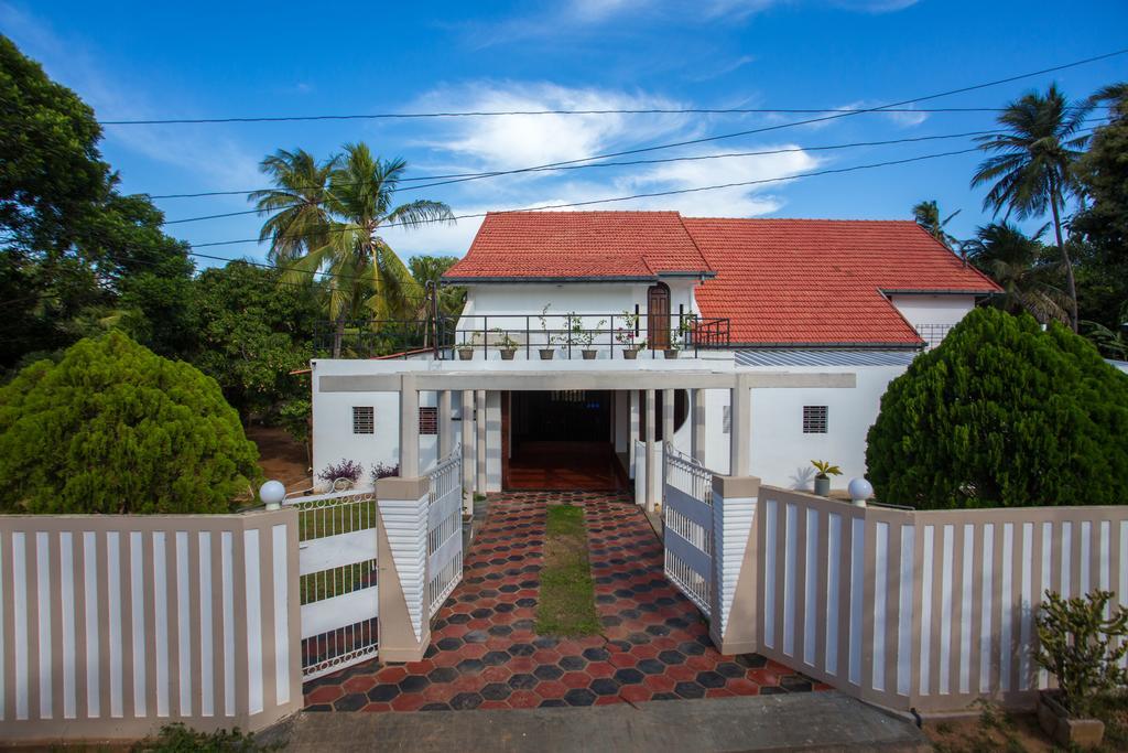 Dayanithi Guest House Джафна Екстериор снимка