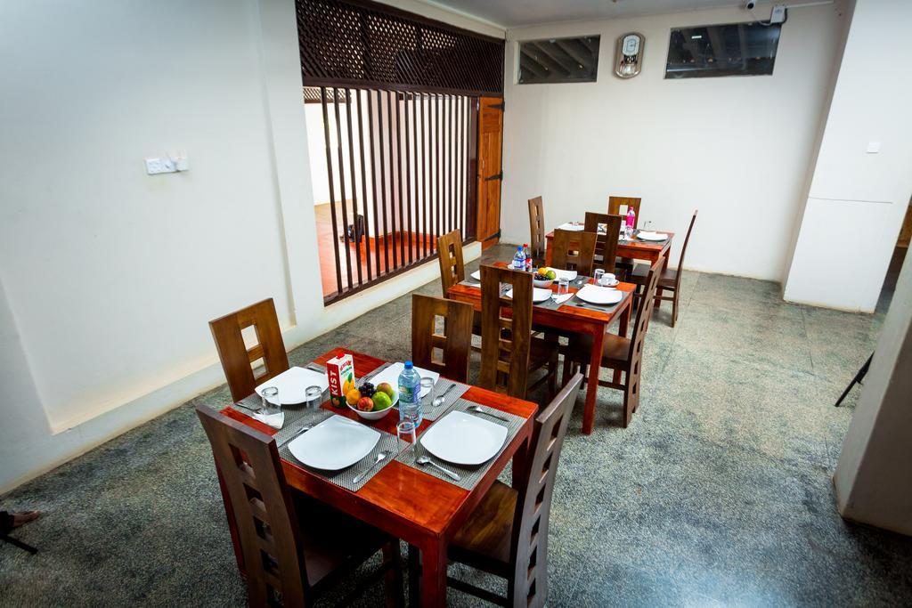 Dayanithi Guest House Джафна Екстериор снимка