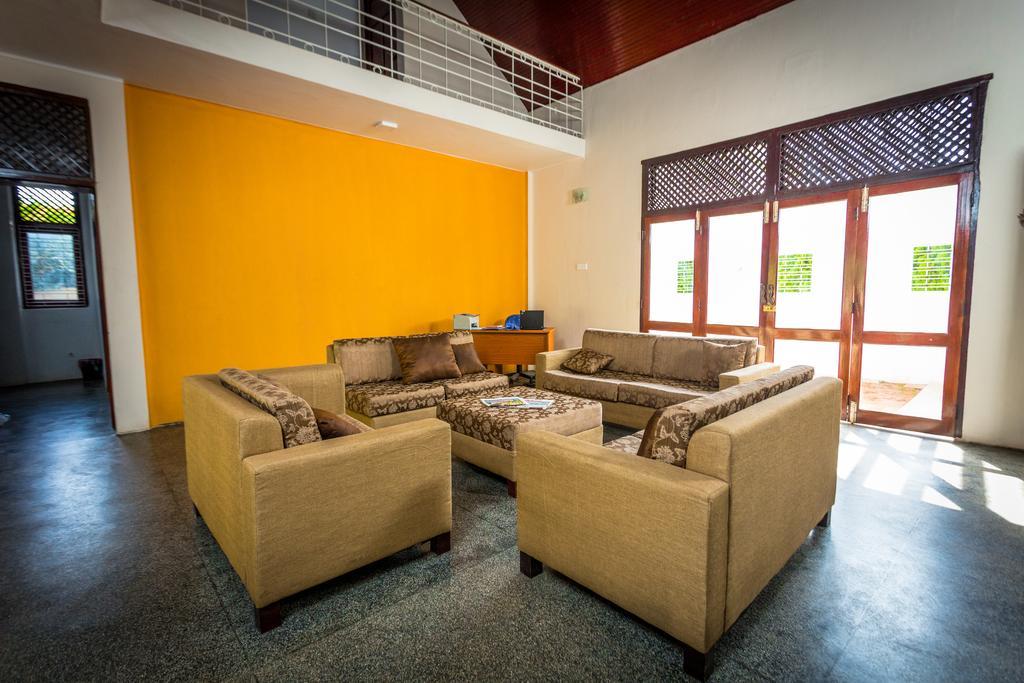 Dayanithi Guest House Джафна Екстериор снимка
