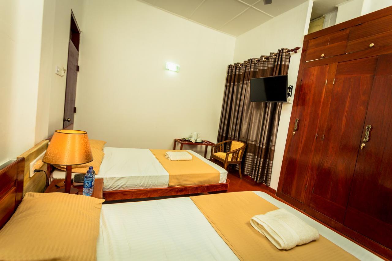 Dayanithi Guest House Джафна Екстериор снимка